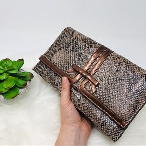 Vtg brown faux snake print leather clutch